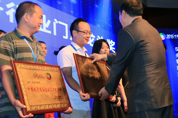 5b31df6e0d984.jpg 3.jpg